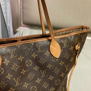 Medium size Louis Vuitton never full In very good condition